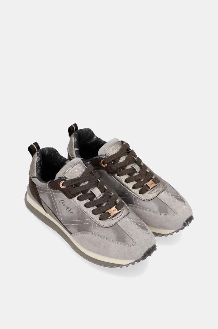 Cordones en contraste de los deportivos Anekke grises